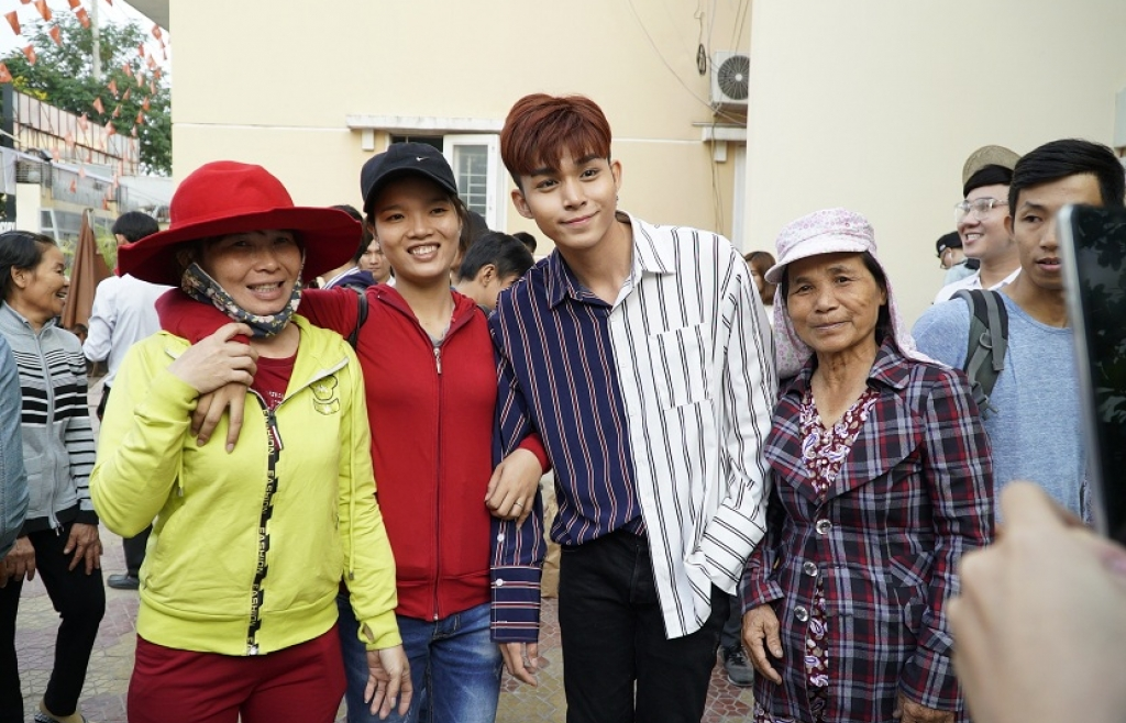 Dàn diễn viên 'Về quê ăn Tết' giao lưu cùng bà con miền Tây