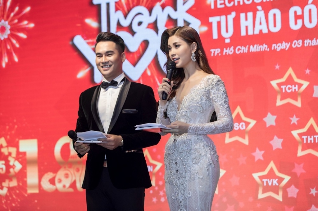 vua tro lai voi nghe thuat a hau diem trang dat show mc dip cuoi nam