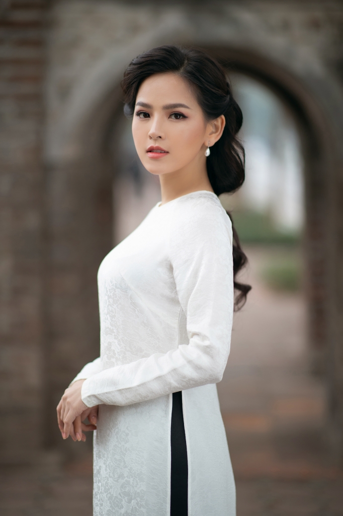 phi huyen trang dep thuot tha trong ta ao dai truyen thong viet