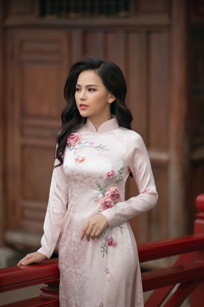 phi huyen trang dep thuot tha trong ta ao dai truyen thong viet