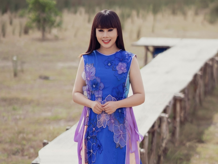 Lăng xê mốt đính hoa to bản trên áo dài, Hoa hậu, NTK Hằng Nguyễn táo bạo làm mới áo dài Việt