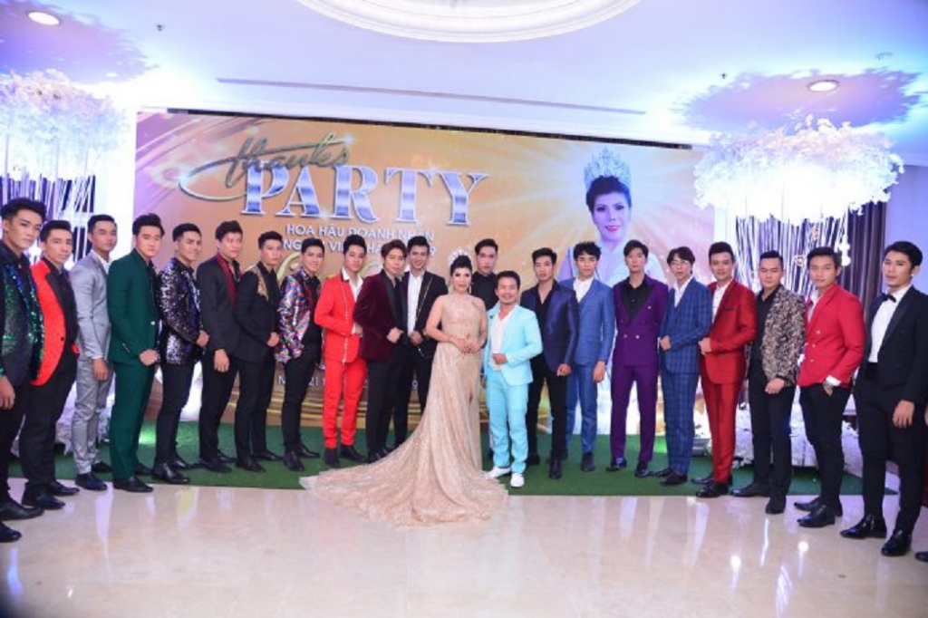 tan hoa hau doanh nhan nguoi viet chau a 2019 kim oanh xuc dong trong tiec thanks party