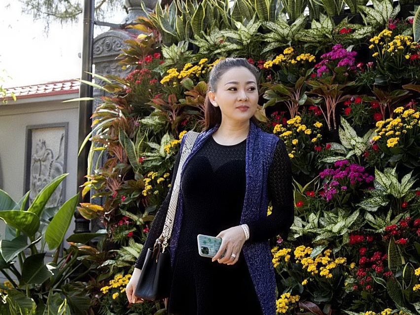 Hoa hậu Kim Nhung giản dị đi viếng chùa đầu xuân