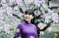 Hoa hậu Phạm Bích Thủy e ấp bên cánh hoa ban tím giữa trời Hà Nội