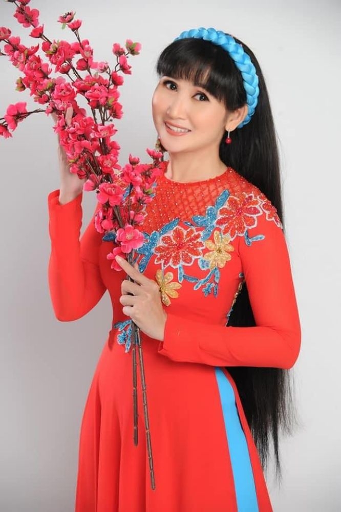 nsut cai luong tam tam dam tham moc mac trong bst ao dai cua ntk viet hung