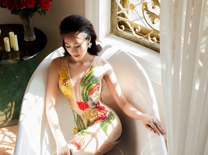Hoa khôi Anika Trinh Trinh diện váy xuyên thấu của NTK Tommy Nguyễn