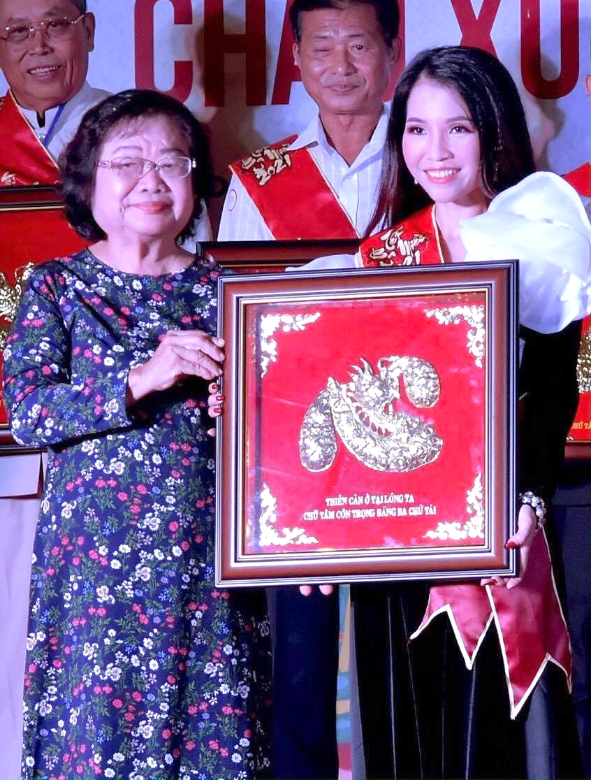 Thái Ngọc Thanh được cô Trương Mỹ Hoa - Nguyên Phó chủ tịch nước - trao tặng bằng chữ Tâm danh giá