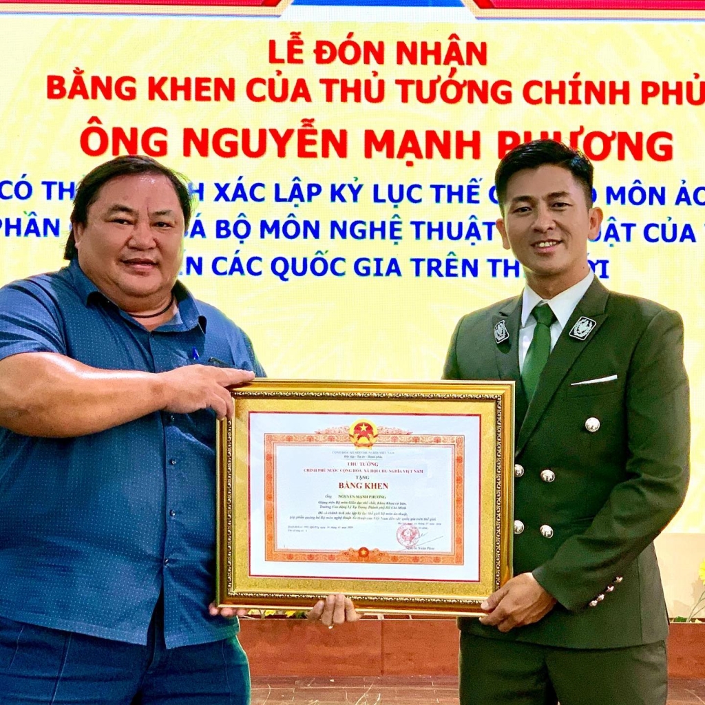 Kỷ lục gia thế giới - Ảo thuật gia Nguyễn Phương: Ảo thuật gia Việt Nam đầu tiên nhận bằng khen của Thủ tướng chính phủ
