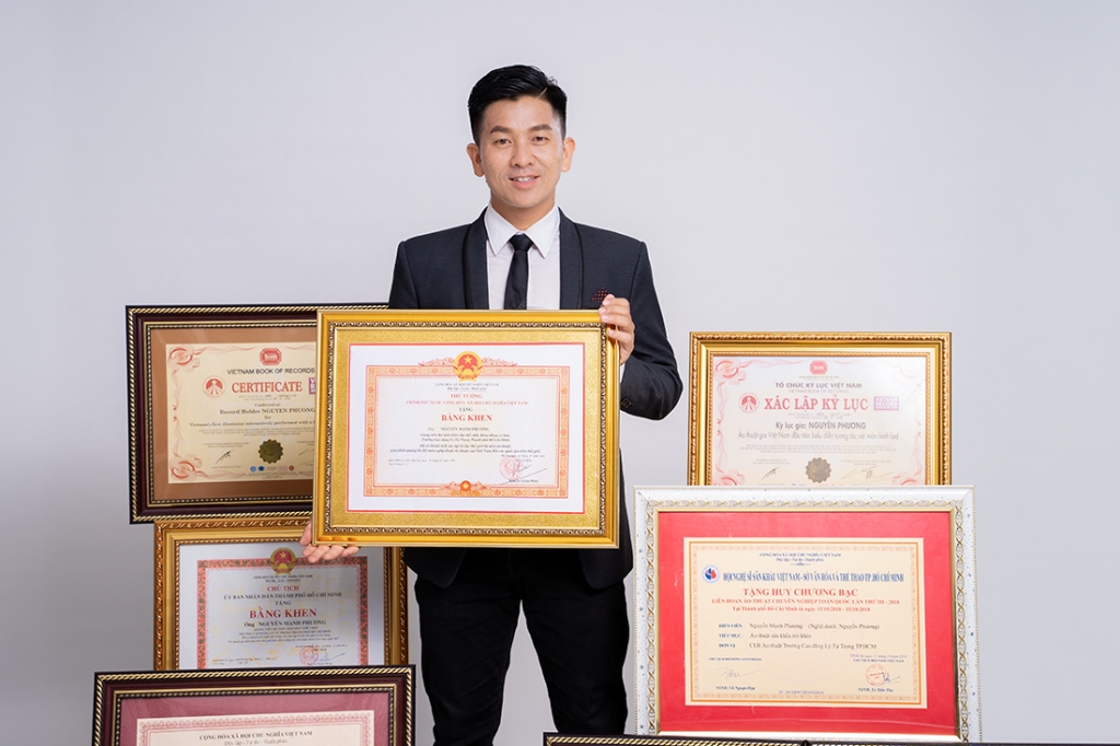 Kỷ lục gia thế giới - Ảo thuật gia Nguyễn Phương: Ảo thuật gia Việt Nam đầu tiên nhận bằng khen của Thủ tướng chính phủ