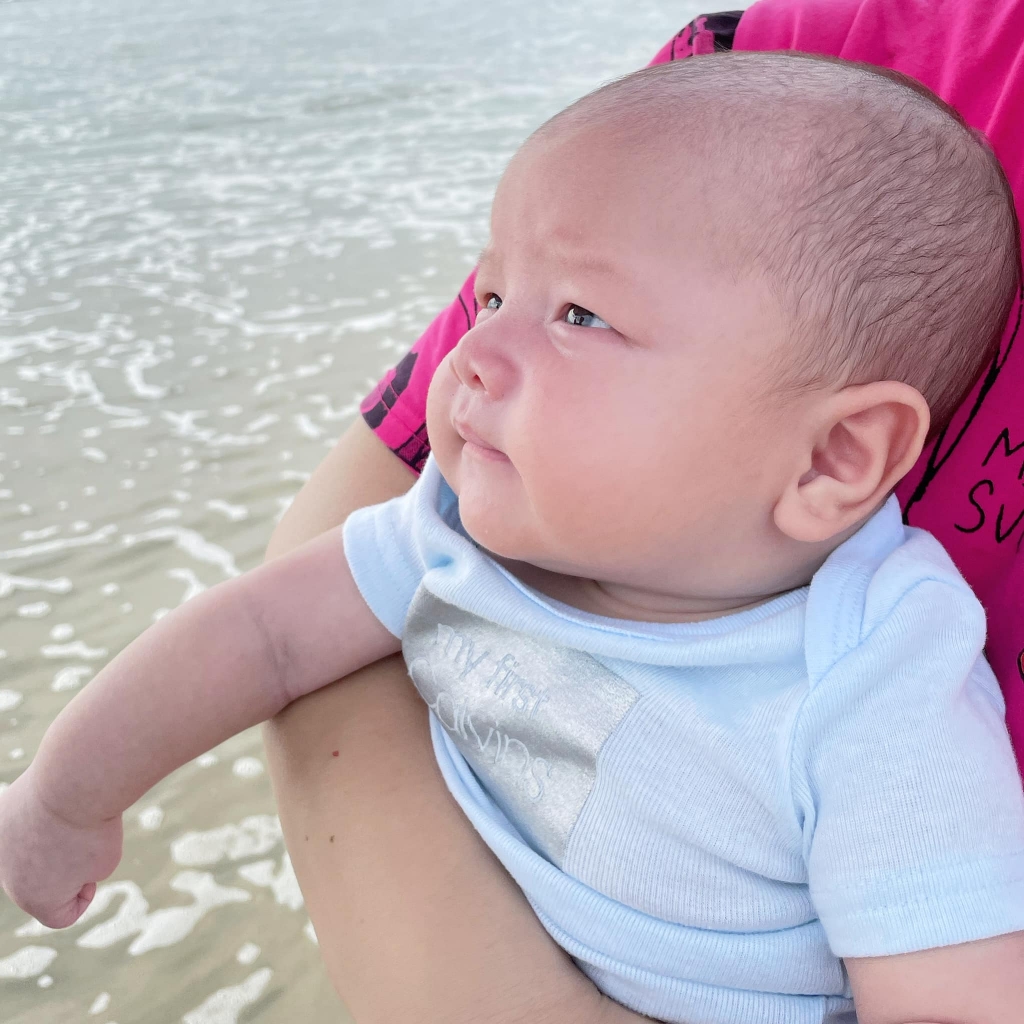 'Phát hờn' trước biểu cảm đáng yêu của con trai 3 tháng tuổi nhà Hà Hồ