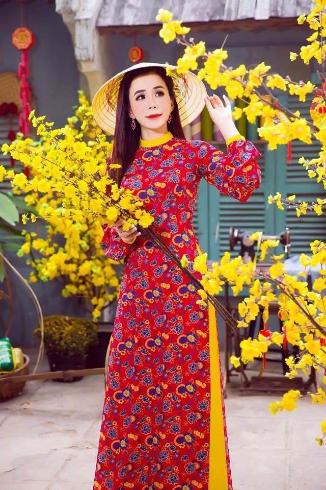 Hoa hậu Oanh Lê gây thương nhớ với áo dài, chúc mọi người bình an trước thềm năm mới