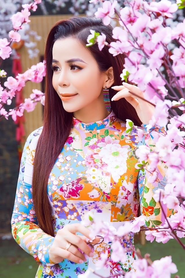 Hoa hậu Oanh Lê gây thương nhớ với áo dài, chúc mọi người bình an trước thềm năm mới