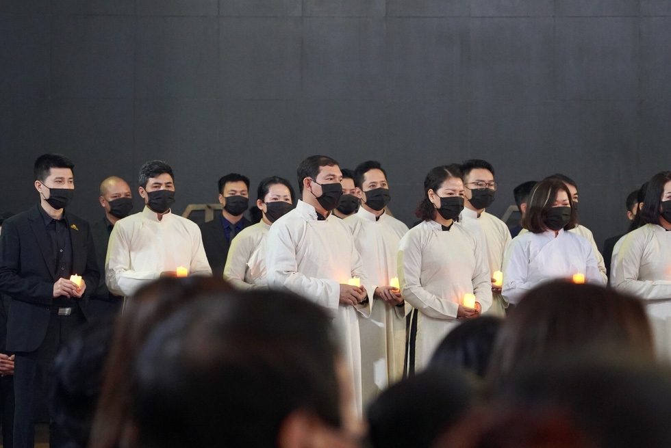 Các nghệ sĩ của Nhà hát Kịch Hà Nội cùng nhau mặc áo dài trắng, tay cầm nến đứng phục hai bên linh cữu, tái hiện một đoạn trong vở kịch Tiếng đàn vùng Mê Thảo gắn bó với tên tuổi của NSND Hoàng Dũng lúc sinh thời 