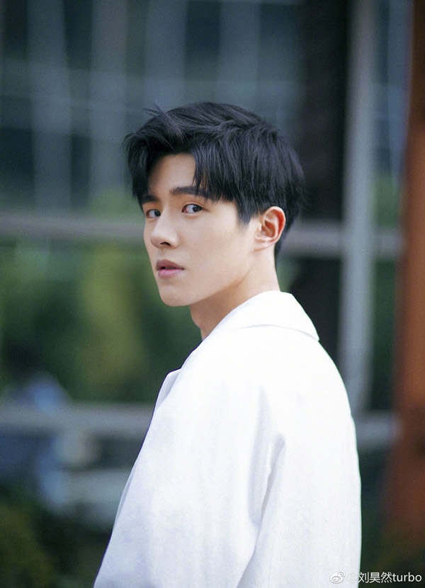 Top 5 mỹ nam Hoa ngữ có sự nghiệp đang lên như 'diều gặp gió'