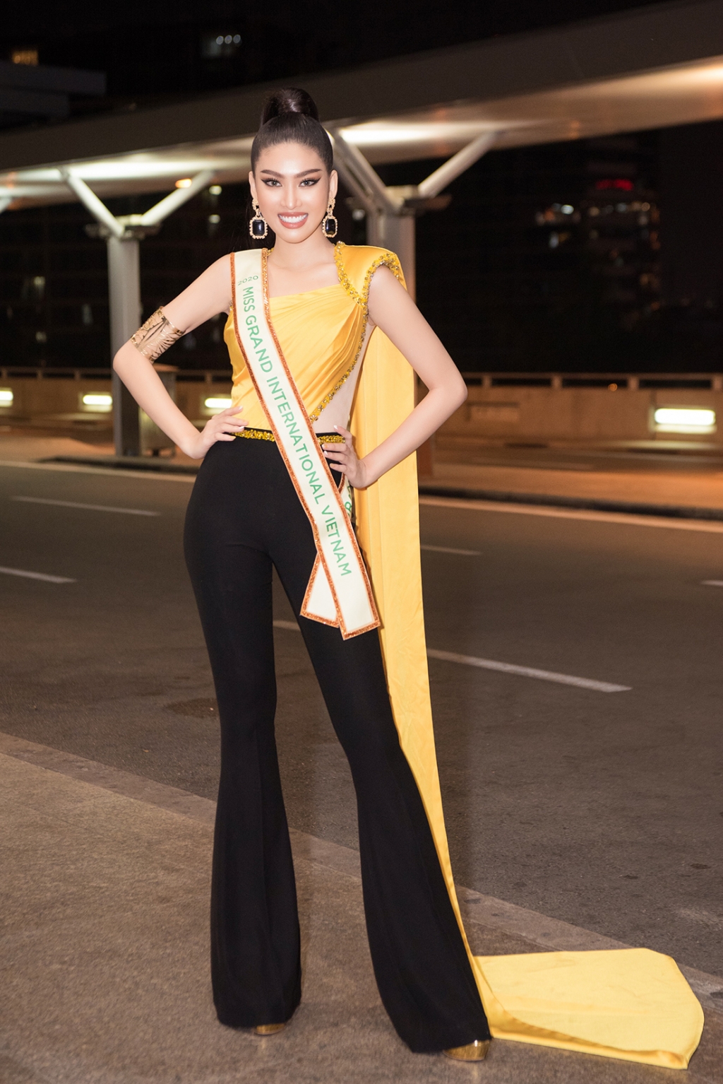 Để tạo ấn tượng tại 'Miss Grand International'  Ngọc Thảo mang gần 150kg sang xứ người