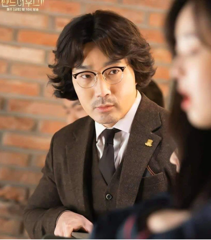'Penthouse' tập 4: Seok Hoon khiến người xem nổi quạu vì quá hèn nhát, thấy Ro Na bị ức hiếp vẫn trơ mắt đứng nhìn
