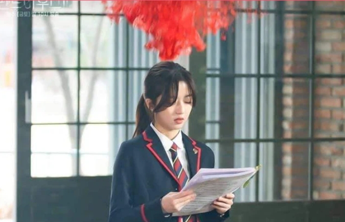'Penthouse' tập 4: Seok Hoon 'yêu còn ngại', thấy Ro Na bị ức hiếp vẫn dửng dưng?