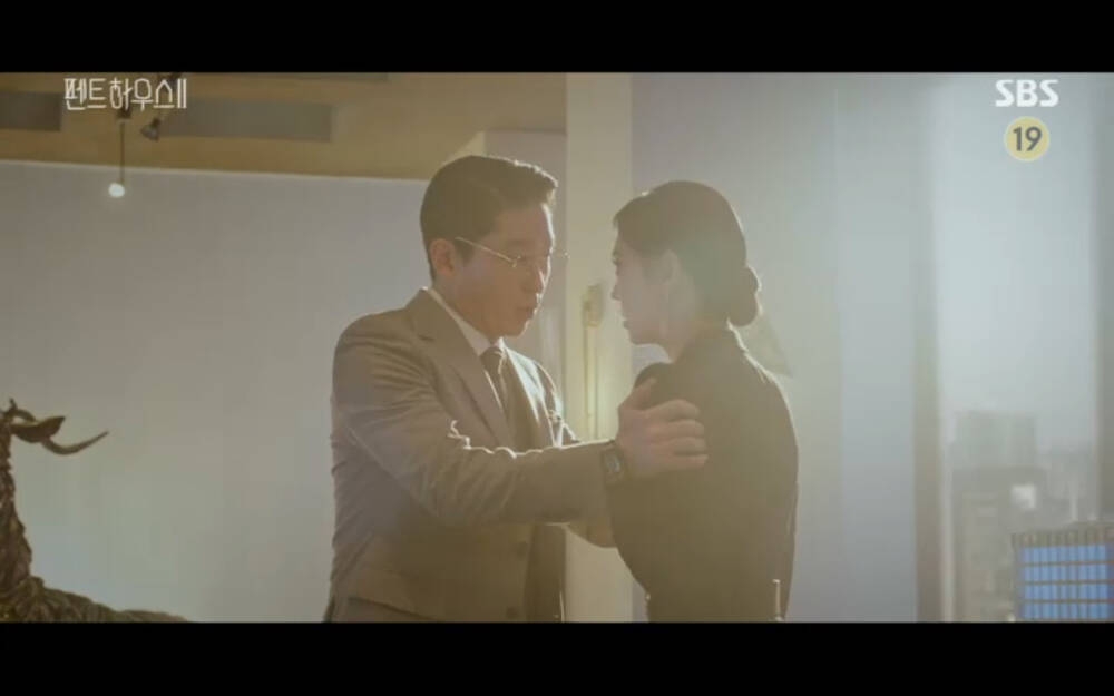 'Penthouse 2' tập 4: Seok Kyung thành công đe dọa Cheon Seo Jin bằng bí mật giết bố đẻ