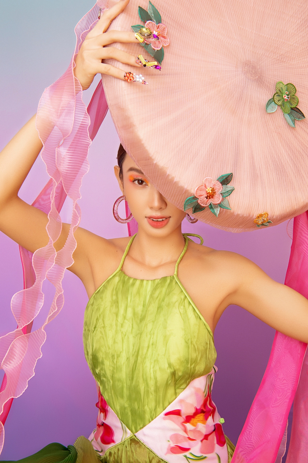 Hoa hậu Thùy Tiên diện yếm đào đội nón quai thao, khoe nét đẹp chuẩn Á Đông trong bộ ảnh đón Tết