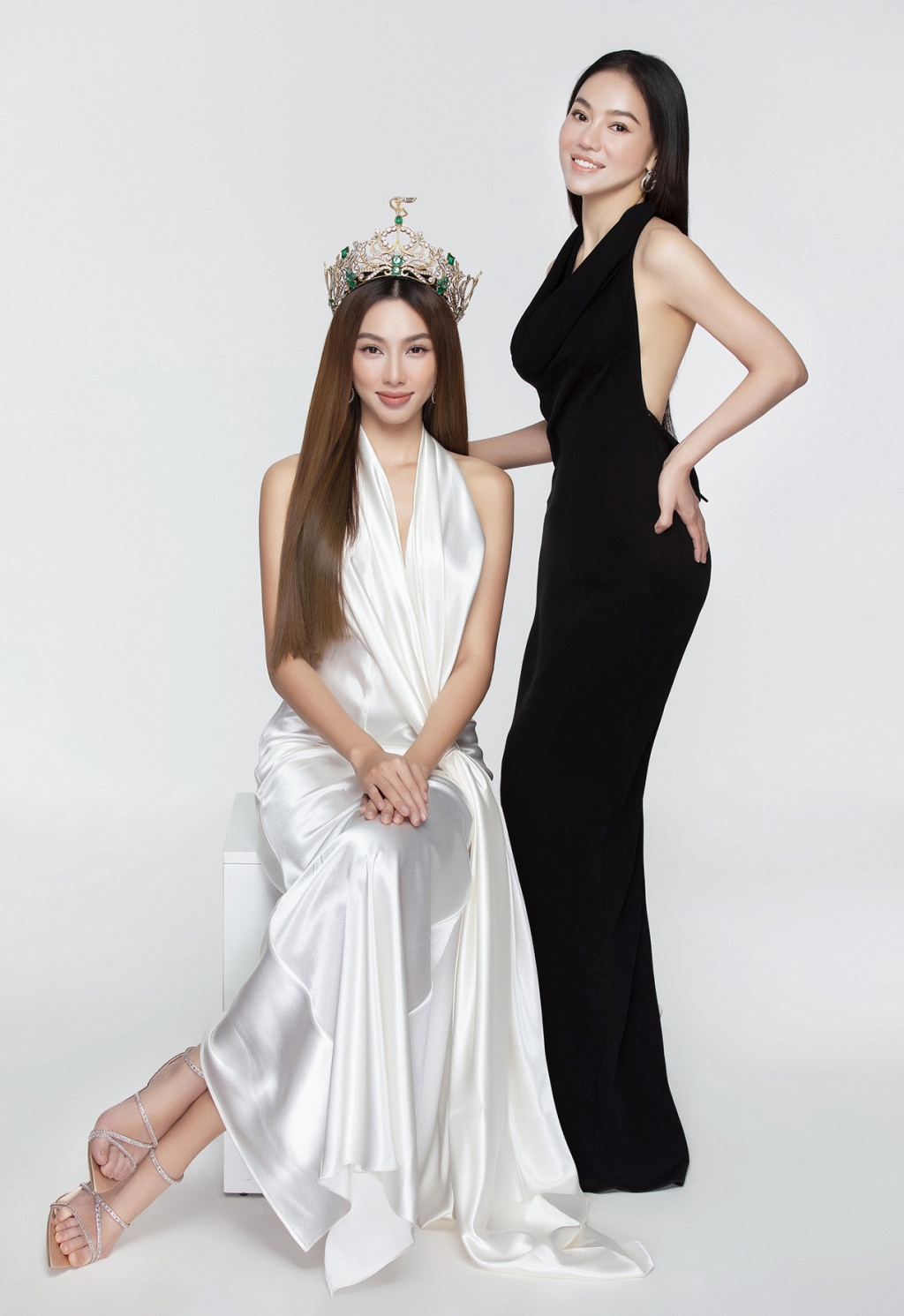 Kỷ niệm 2 tháng đăng quang, Hoa hậu Thùy Tiên cùng 'bà trùm Hoa hậu' tung ngay bộ ảnh bên vương miện MGI