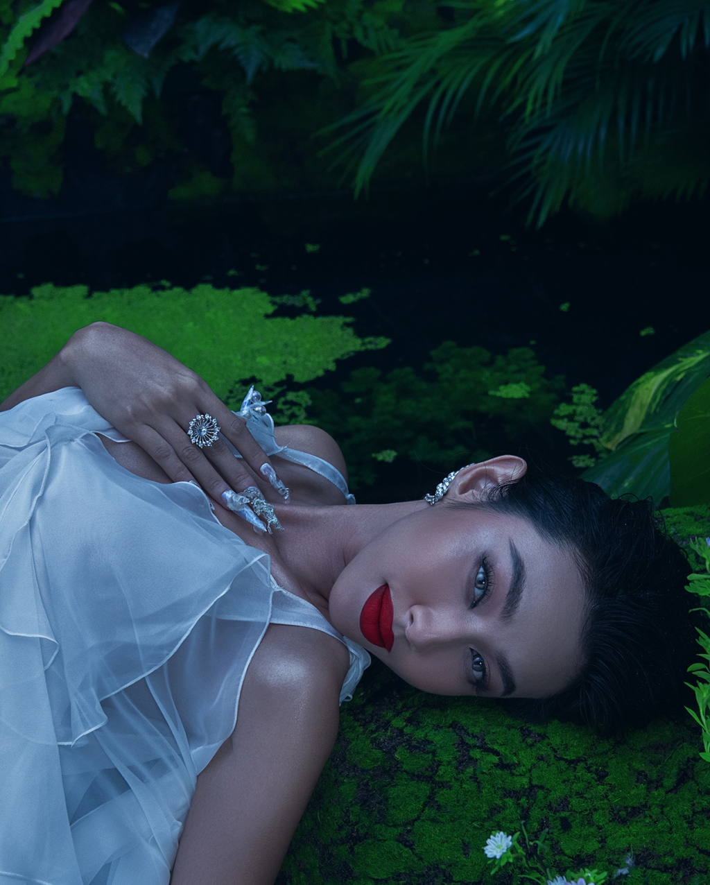 Hoa hậu Thùy Tiên xuất hiện đầy mê hoặc trong bộ ảnh mới, hé lộ lịch trình đến các nước Mỹ Latinh