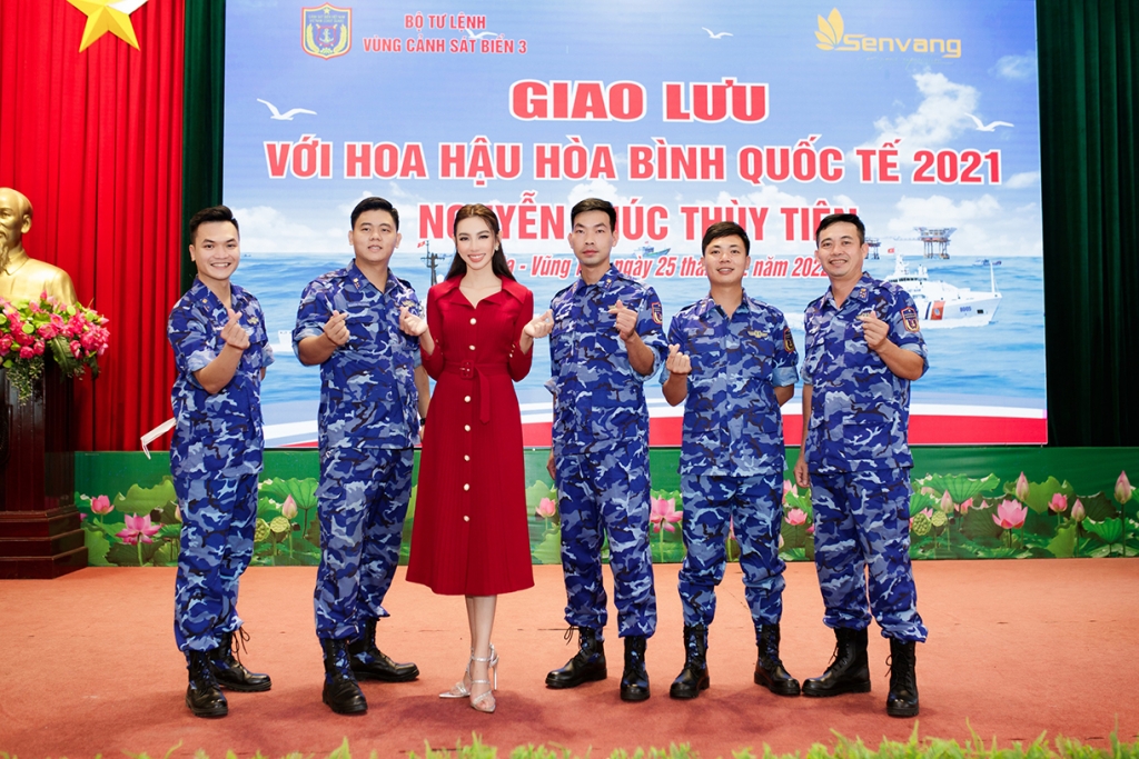 Hoa hậu Thùy Tiên rạng rỡ đến thăm các chiến sĩ cảnh sát biển tại Vũng Tàu
