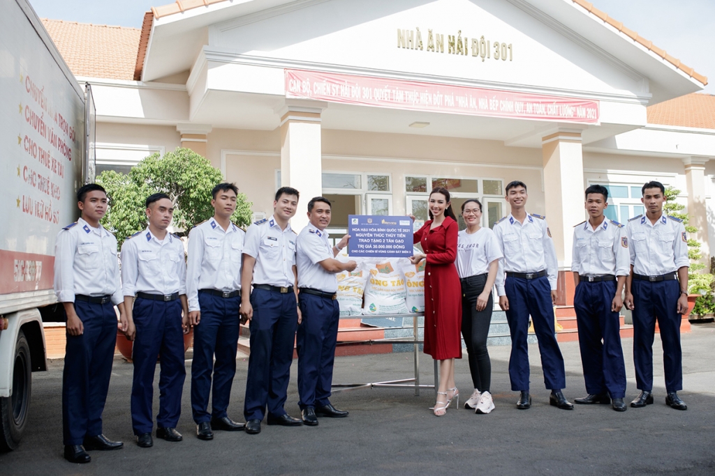 Hoa hậu Thùy Tiên rạng rỡ đến thăm các chiến sĩ cảnh sát biển tại Vũng Tàu