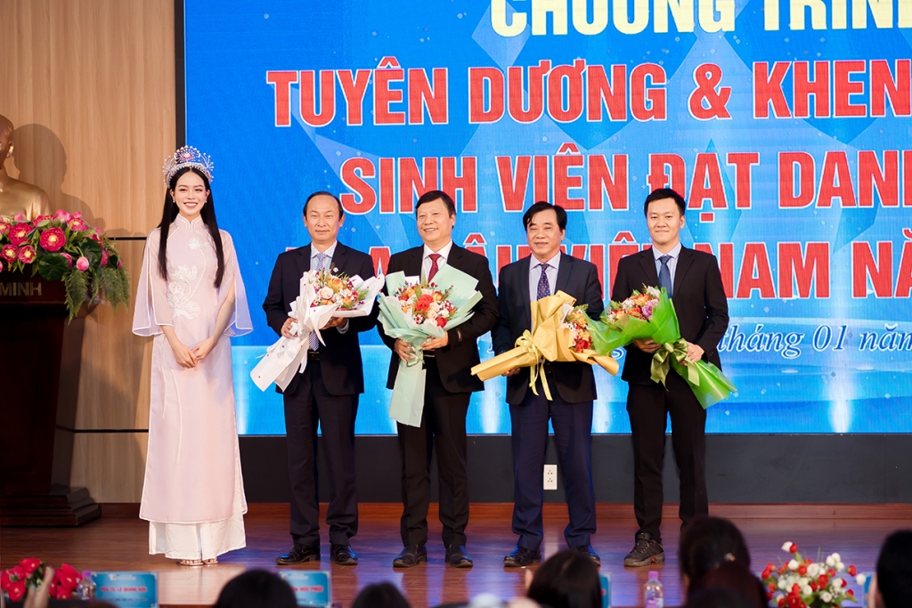 Hoa hậu Thanh Thủy diện áo dài, rạng rỡ về trường nhận bằng khen và học bổng