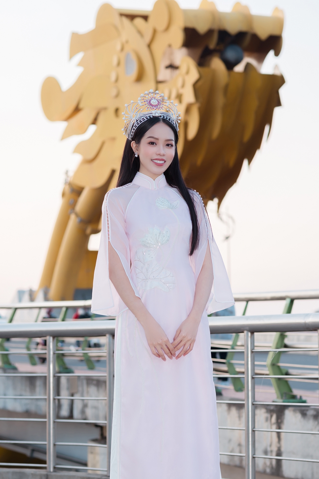 Hoa hậu Thanh Thủy diện áo dài, rạng rỡ về trường nhận bằng khen và học bổng