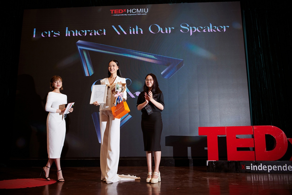 Hoa hậu Bảo Ngọc làm diễn giả tung kĩ năng ngoại ngữ 'cực đỉnh'