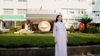 Hoa hậu Thanh Thủy diện áo dài, rạng rỡ về trường nhận bằng khen và học bổng