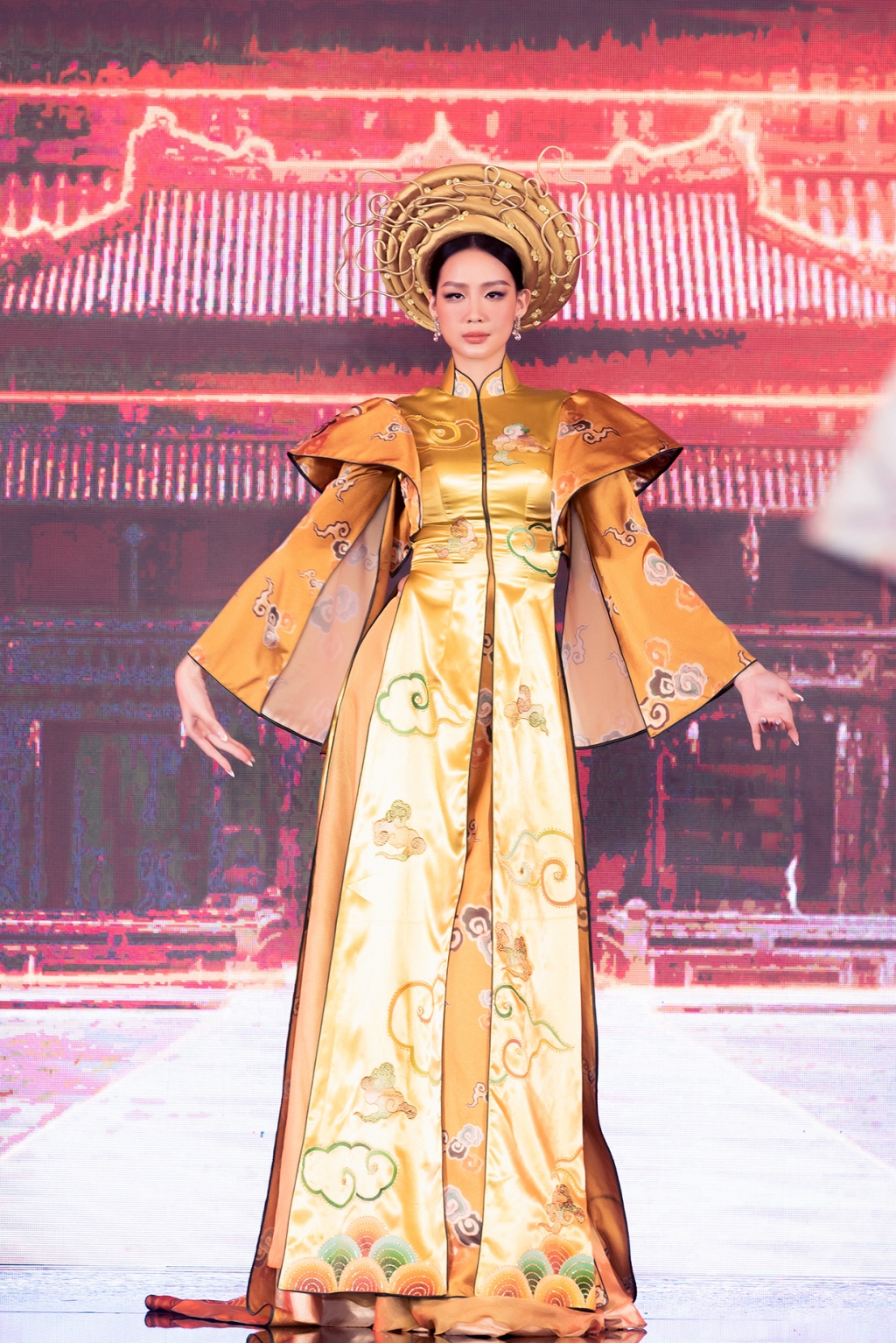 Mãn nhãn với phần trình diễn áo dài ba miền của Hoa hậu Thùy Tiên, Bảo Ngọc, Lương Thùy Linh