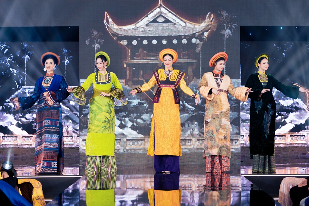 Mãn nhãn với phần trình diễn áo dài ba miền của Hoa hậu Thùy Tiên, Bảo Ngọc, Lương Thùy Linh