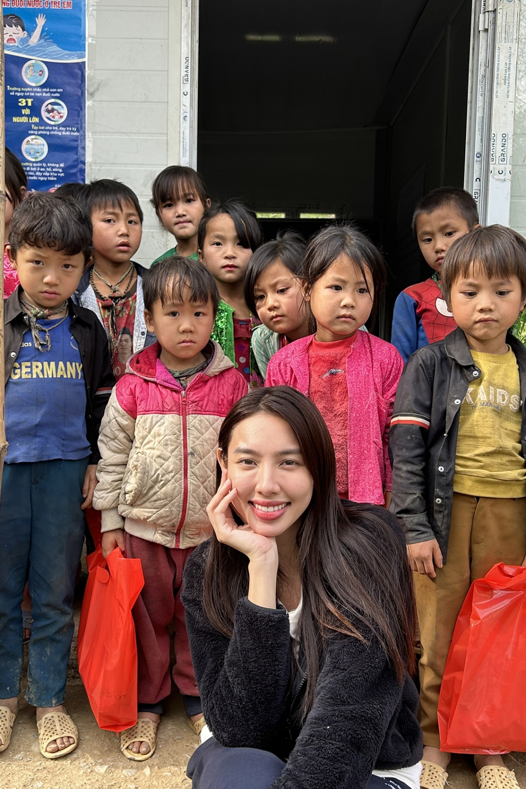 Thùy Tiên vượt đèo lì xì, xây trường cho trẻ em vùng núi Hà Giang