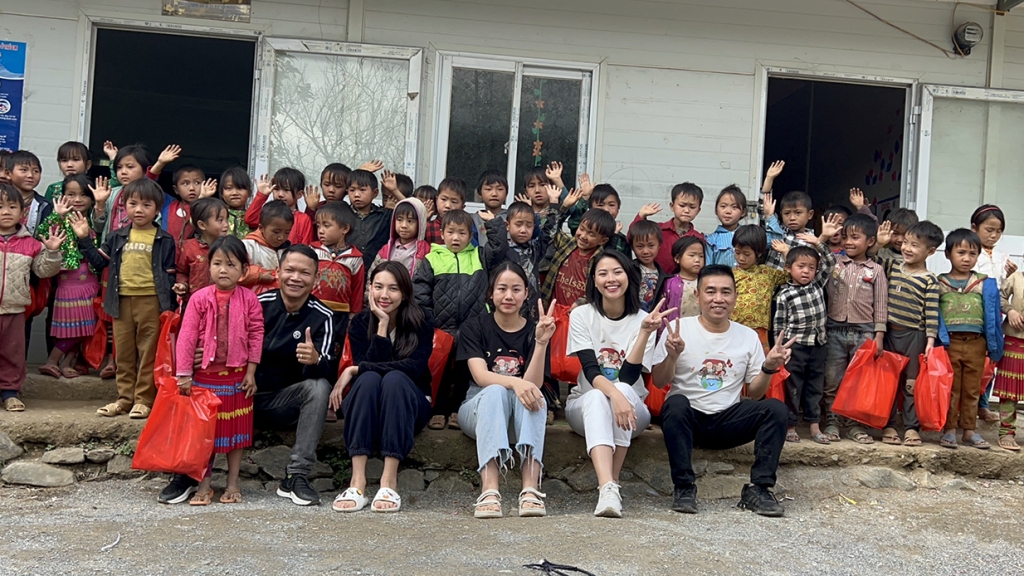 Thùy Tiên vượt đèo lì xì, xây trường cho trẻ em vùng núi Hà Giang