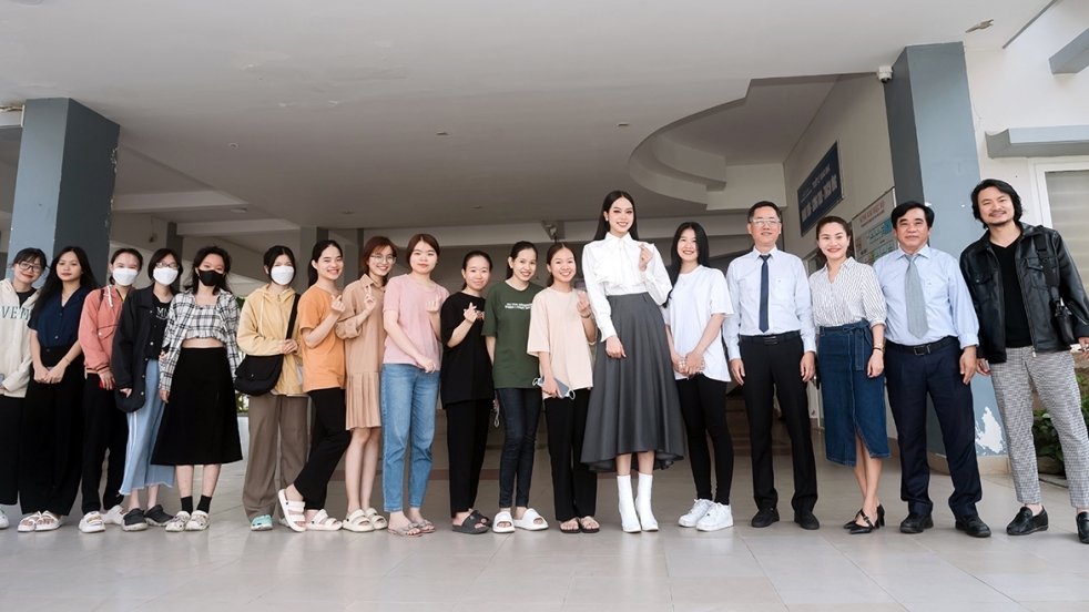 Hoa hậu Thanh Thủy cùng BTC 'Hoa hậu Việt Nam' về trường: Nhan sắc nổi bật, phong cách thời trang cuốn hút