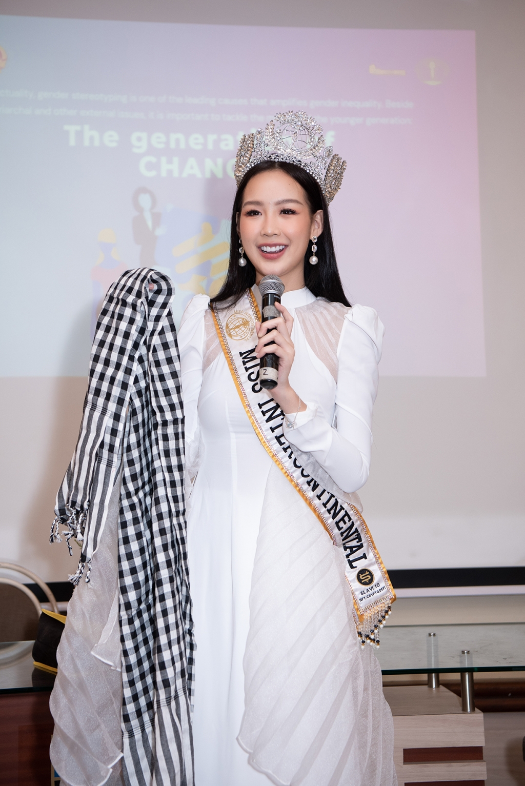 Hoa hậu Bảo Ngọc diễn thuyết trước hàng trăm sinh viên Ấn Độ