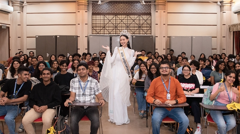 Hoa hậu Bảo Ngọc diễn thuyết trước hàng trăm sinh viên Ấn Độ