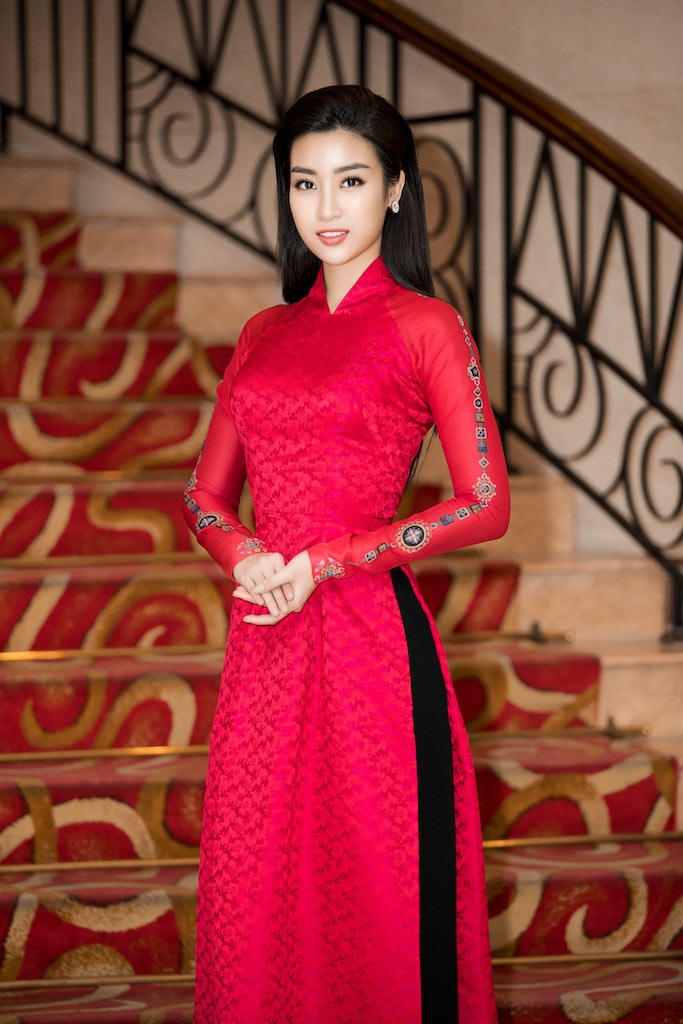 hoa hau my linh xuat hien an tuong trong ta ao dai that eo co dien