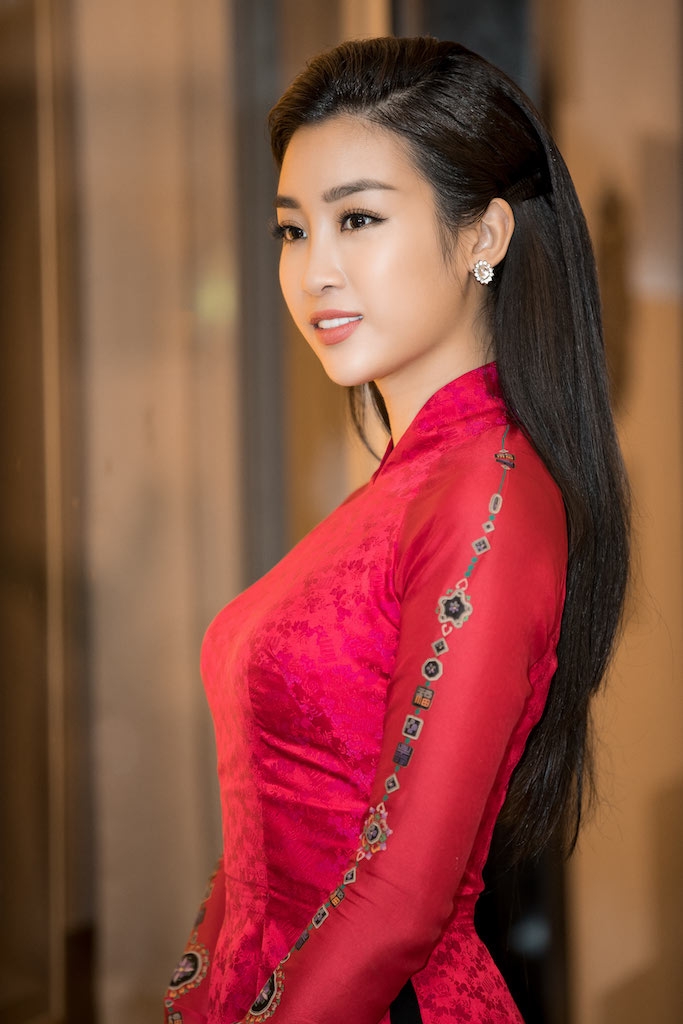 hoa hau my linh xuat hien an tuong trong ta ao dai that eo co dien