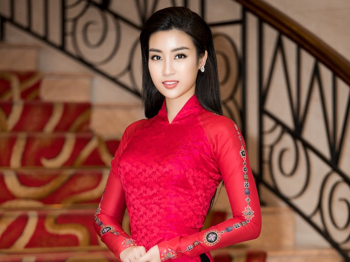 Hoa hậu Mỹ Linh xuất hiện ấn tượng trong tà áo dài thắt eo cổ điển