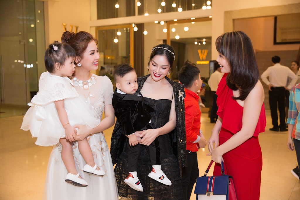 ba the he gia dinh a hau diem trang rang ngoi tren tham do asian kids fashion week 2018