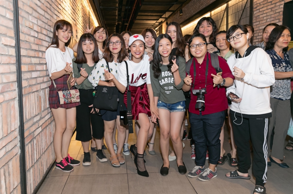 dung dai ca hoang oanh bat ngo xuat hien gay nao loan rap phim