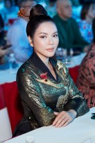 Diện áo dài lấy cảm hứng từ Nam Phương Hoàng hậu, Lý Nhã Kỳ cài sen vàng, nổi bật tại phố đi bộ Nguyễn Huệ