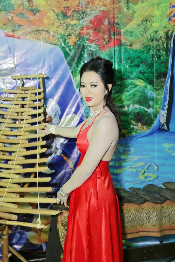 nghe si uyen thao cung helen thuy le hoi ngo tai liveshow thanh bach