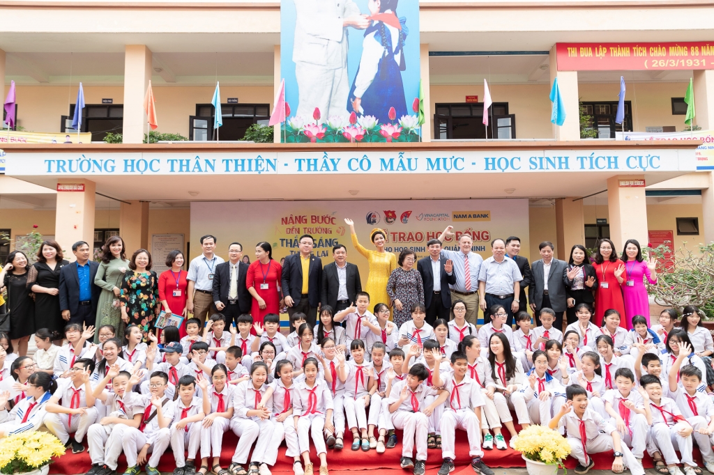 hhen nie trao hoc bong nang buoc den truong thap sang tuong lai cho hoc sinh quang ninh