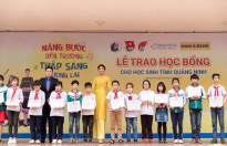 H’Hen Niê trao học bổng 'Nâng bước đến trường, thắp sáng tương lai' cho học sinh Quảng Ninh