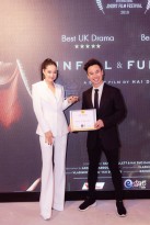 Chạm ngõ nhà sản xuất, Nhã Phương nhận được cú đúp giải thưởng của Liên hoan phim ngắn Quốc tế Oxford