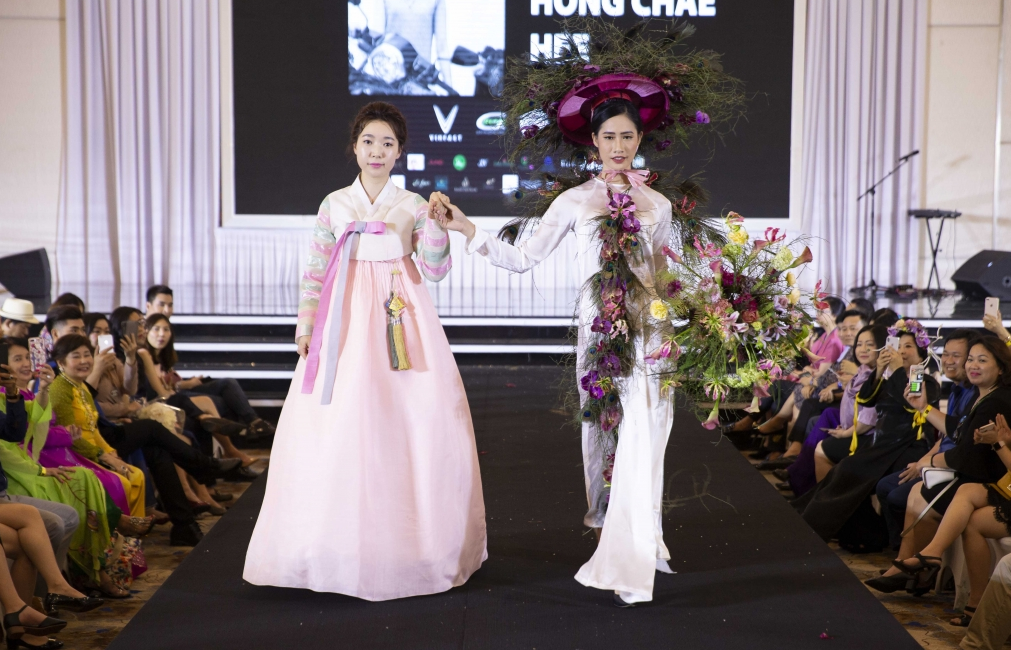 Hơn 30 tác phẩm hoa được thiết kế độc đáo trên nền áo dài Việt Nam tại Gala bế mạc 'Triển lãm hoa quốc tế Việt Nam 2019'