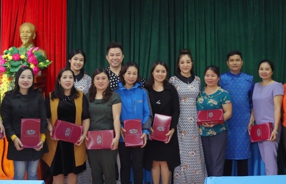 NTK Việt Hùng cùng đoàn nghệ sĩ tặng áo dài cho các cô giáo Quảng Trị